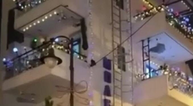 97 ημέρες πριν τα Χριστούγεννα: Στόλισαν ήδη πολυκατοικία στη Θεσσαλονίκη (video)