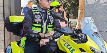 Μάχη για τη ζωή του δίνει διασώστης του ΕΚΑΒ που τραυματίστηκε σε τροχαίο – Έκκληση για αίμα