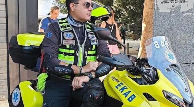 Μάχη για τη ζωή του δίνει διασώστης του ΕΚΑΒ που τραυματίστηκε σε τροχαίο – Έκκληση για αίμα