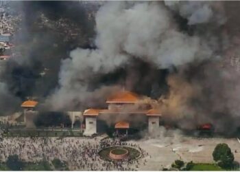 Σοκ στο Νεπάλ: Στις φλόγες το κοινοβούλιο, κλειστά αεροδρόμια, επιθέσεις σε σπίτια πολιτικών – Έκαψαν ζωντανή τη σύζυγο πρώην πρωθυπουργού