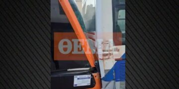 Alldaynews.gr Πειραιάς: Σύγκρουση λεωφορείου με τραμ – Αναφορές για τραυματίες