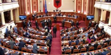Alldaynews.gr Χάος στο αλβανικό κοινοβούλιο λόγω της Ντιέλα – Πετούσαν το Σύνταγμα οι βουλευτές της αντιπολίτευσης λόγω της υπουργού AI