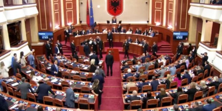 Alldaynews.gr Χάος στο αλβανικό κοινοβούλιο λόγω της Ντιέλα – Πετούσαν το Σύνταγμα οι βουλευτές της αντιπολίτευσης λόγω της υπουργού AI