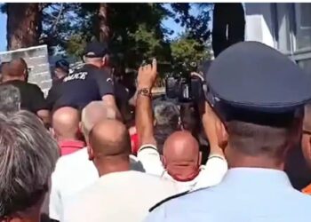 Παραλίγο να πλακώσουν στο ξύλο τον Υφυπουργό Αγροτικής Ανάπτυξης – Τον φυγαδεύτηκε για να τον γλιτώσουν