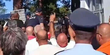 Παραλίγο να πλακώσουν στο ξύλο τον Υφυπουργό Αγροτικής Ανάπτυξης – Τον φυγαδεύτηκε για να τον γλιτώσουν