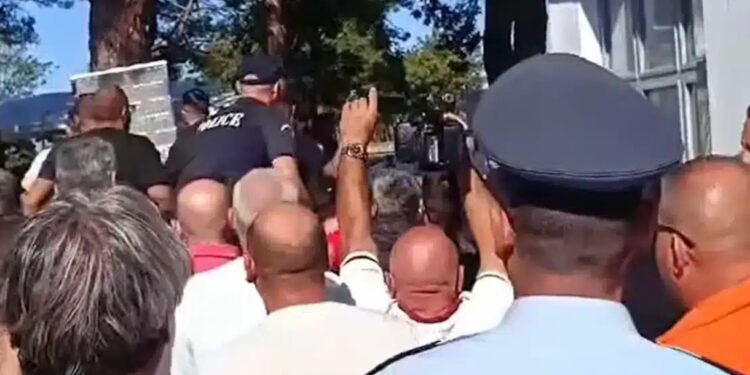 Παραλίγο να πλακώσουν στο ξύλο τον Υφυπουργό Αγροτικής Ανάπτυξης – Τον φυγαδεύτηκε για να τον γλιτώσουν