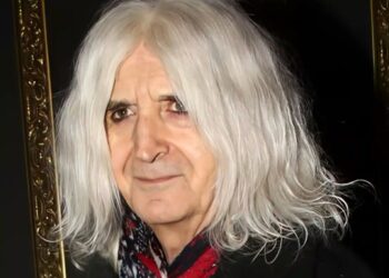 Καρβέλας: «Πιστεύετε σε έναν Θεό ο οποίος δε βοήθησε ποτέ γιατί δεν υπάρχει, αν γκρεμίσουμε τις εκκλησίες θα θεραπεύσουμε τη φτώχεια»