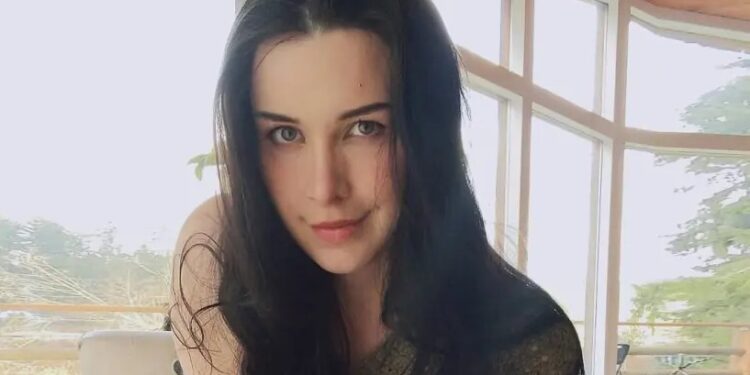 Alldaynews.gr Πληρώνει για να της βρουν πλούσιο, να την αφήσει έγκυο και να χωρίσουν – «Η αγάπη στα χρόνια του καπιταλισμού»