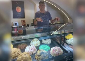 Ο Άκης Τσελέντης άνοιξε boutique παγωτατζίδικο – Πήρε και βραβείο, δείτε το υπέροχο νεοκλασικό στο οποίο βρίσκεται