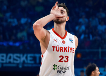 Alldaynews.gr Προκλητική ανάρτηση του Σενγκούν με τον Κεμάλ μετά την πρόκριση κόντρα στην Ελλάδα – «Σας πείραξε ο θαλασσινός αέρας;»