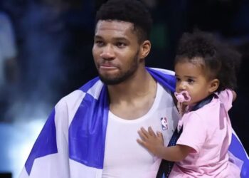 Γιάννης Αντετοκούνμπο: «Λύγισε» μετά το χάλκινο μετάλλιο – «Δεν είμαι ψεύτικος, δεν μου αρέσει να είμαι διάσημος»