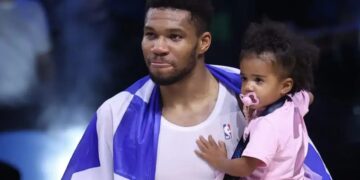 Γιάννης Αντετοκούνμπο: «Λύγισε» μετά το χάλκινο μετάλλιο – «Δεν είμαι ψεύτικος, δεν μου αρέσει να είμαι διάσημος»