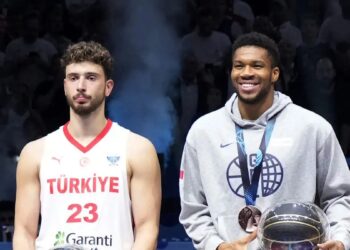 Ο Γιάννης Αντεντοκούνμπο ανέβασε φωτογραφία που αγκαλιάζει τον Αλπερέν Σενγκούν – Συγγνώμη ζήτησε και ο Σενγκούν από τους Έλληνες