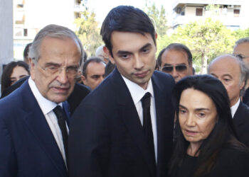 Λένα Σαμαρά: Οδύνη στο μνημόσυνο για τις 40 ημέρες από τον θάνατό της – Με δάκρυα στα μάτια η μητέρα της, Γεωργία