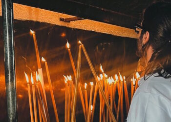 Ο Άρης Μουγκοπέτρος πήγε στην Τήνο με τη γυναίκα του και προσκύνησε στην Παναγιά