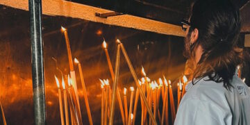 Alldaynews.gr Ο Άρης Μουγκοπέτρος πήγε στην Τήνο με τη γυναίκα του και προσκύνησε στην Παναγιά