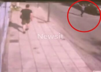 Alldaynews.gr Η στιγμή που η μητέρα του βρέφους που βρέθηκε στην Ακρόπολη τρέχει απεγνωσμένα να το βρει στους δρόμους του Πειραιά