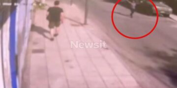 Alldaynews.gr Η στιγμή που η μητέρα του βρέφους που βρέθηκε στην Ακρόπολη τρέχει απεγνωσμένα να το βρει στους δρόμους του Πειραιά