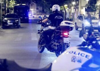 Παλαιστίνιος αρματωμένος με ψαλίδια και μαχαίρια χτύπησε περαστικό με μπουκάλι και δάγκωσε αστυνομικό στο κέντρο της Αθήνας