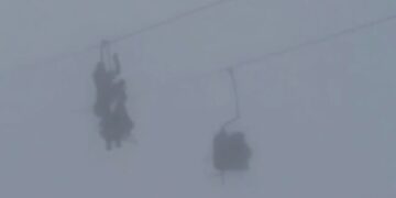 Alldaynews.gr Τραγωδία: Η στιγμή που καλώδιο τελεφερίκ σπάει ενώ μεταφέρει επιβάτες – Τουλάχιστον 3 νεκροί – Βίντεο