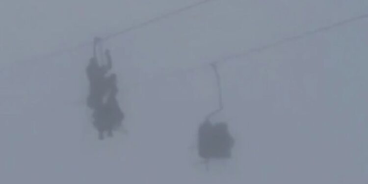 Alldaynews.gr Τραγωδία: Η στιγμή που καλώδιο τελεφερίκ σπάει ενώ μεταφέρει επιβάτες – Τουλάχιστον 3 νεκροί – Βίντεο