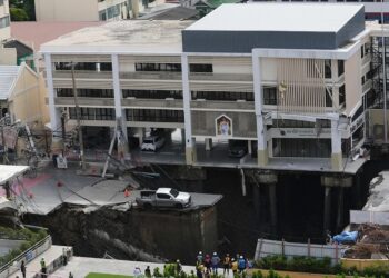 Τεράστιος κρατήρας ανοίγει σε δρόμο και καταπίνει οχήματα και κολώνες – Συγκλονιστικό βίντεο