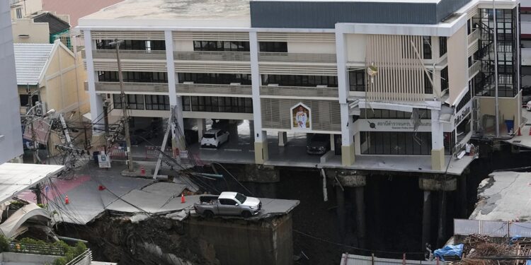 Τεράστιος κρατήρας ανοίγει σε δρόμο και καταπίνει οχήματα και κολώνες – Συγκλονιστικό βίντεο