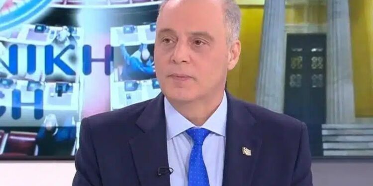 Alldaynews.gr Βελόπουλος: Ζητά ενιαία αμφίεση στα σχολεία – «Ποδιά στα κορίτσια, φόρμες στα αγόρια»