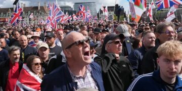 Alldaynews.gr Ογκώδης διαδήλωση στο Λονδίνο κατά των μεταναστών – Εκατοντάδες χιλιάδες στους δρόμους