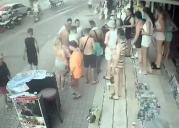 Άγριο ξύλο μεταξύ τουριστών και καταστηματαρχών – Δεν έμεινε τίποτα όρθιο