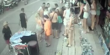 Άγριο ξύλο μεταξύ τουριστών και καταστηματαρχών – Δεν έμεινε τίποτα όρθιο