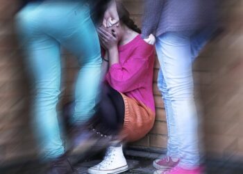 Αυτό είναι το βίντεο ντοκουμέντο από τη στιγμή που ανήλικες αναγκάζουν την 13χρονη να σκύψει και να γλείψει τα παπούτσια τους