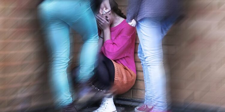 Αυτό είναι το βίντεο ντοκουμέντο από τη στιγμή που ανήλικες αναγκάζουν την 13χρονη να σκύψει και να γλείψει τα παπούτσια τους