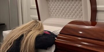 Alldaynews.gr Τσάρλι Κερκ: Η στιγμή που η χήρα του καταρρέει πάνω στο φέρετρό του – «Πότε δεν θα ξεχαστεί ο άντρας μου, θα φροντίσω εγώ γι’ αυτό»