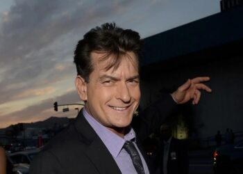 Ο Τσάρλι Σιν αποκάλυψε ότι είχε ερωτικές σχέσεις με άνδρες – «Δοκίμασα κάτι καινούργιο μετά από χρόνια με γυναίκες»