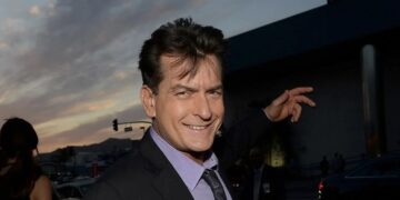 Alldaynews.gr Ο Τσάρλι Σιν αποκάλυψε ότι είχε ερωτικές σχέσεις με άνδρες – «Δοκίμασα κάτι καινούργιο μετά από χρόνια με γυναίκες»