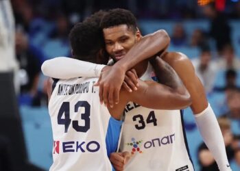 Ο χορός των Ελλήνων μετά την κατάκτηση του χάλκινου μεταλλίου στο Eurobasket – Η ιστορική αγκαλιά με τα αδέρφια Αντετοκούμπο