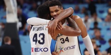 Alldaynews.gr Ο χορός των Ελλήνων μετά την κατάκτηση του χάλκινου μεταλλίου στο Eurobasket – Η ιστορική αγκαλιά με τα αδέρφια Αντετοκούμπο
