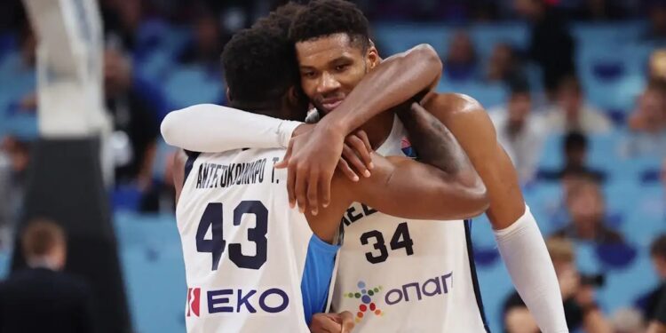Alldaynews.gr Ο χορός των Ελλήνων μετά την κατάκτηση του χάλκινου μεταλλίου στο Eurobasket – Η ιστορική αγκαλιά με τα αδέρφια Αντετοκούμπο