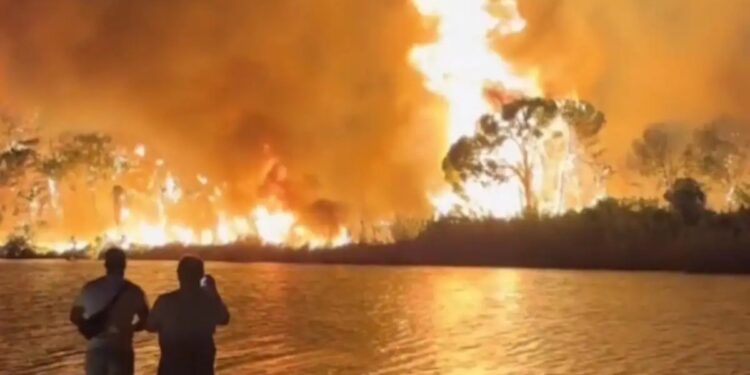 Alldaynews.gr Εικόνες Αποκάλυψης από την πυρκαγιά στην Αττάλεια – Εκκενώσεις περιοχών και μάχη με τους θυελλώδεις ανέμους