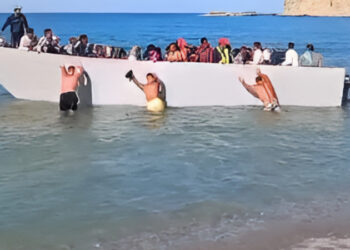 Λουόμενοι στη Γαύδο σπρώχνουν πίσω στα ανοιχτά βάρκα με μετανάστες