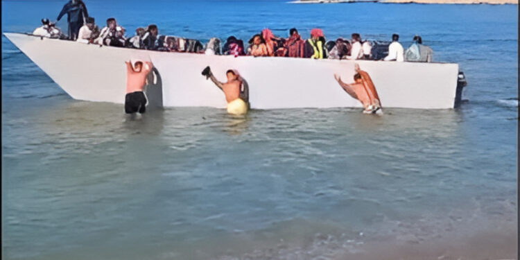 Alldaynews.gr Λουόμενοι στη Γαύδο σπρώχνουν πίσω στα ανοιχτά βάρκα με μετανάστες