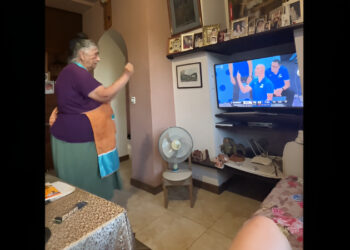 Viral η γιαγιά που ξεμάτιασε την Εθνική την ώρα που έπαιζε με τη Φινλανδία