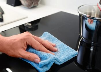 Το αλάνθαστο κόλπο για να αφαιρέσετε όλες τις γρατζουνιές από την εστία μαγειρέματος και να την κάνετε σαν καινούργια