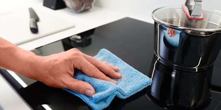 Alldaynews.gr Το αλάνθαστο κόλπο για να αφαιρέσετε όλες τις γρατζουνιές από την εστία μαγειρέματος και να την κάνετε σαν καινούργια