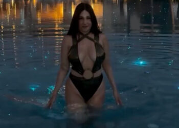 Ιωάννα Παλιοσπύρου: Απολαμβάνει μια βραδινή βουτιά σε πισίνα γεμάτη «διαμάντια» και το μοιράζεται με τους followers της