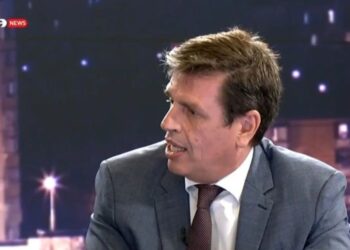 «Πλακώθηκαν» on air Καιρίδης – Χατζής: «Μην συγκρίνουμε φορολογικές δηλώσεις γιατί θα βγω κάτω από εσάς…»