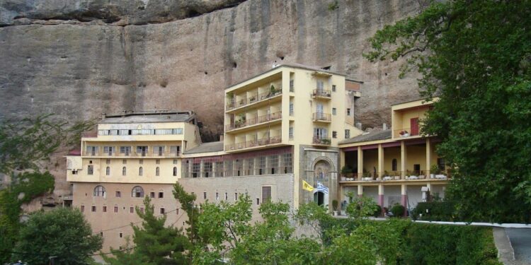 Alldaynews.gr Επ΄ αυτοφώρω ο Ηγούμενος της Μονής Σπηλαίου – Προσπάθησε να πουλήσει βυζαντινές εικόνες και Ευαγγέλιο για 200.000 ευρώ (video)