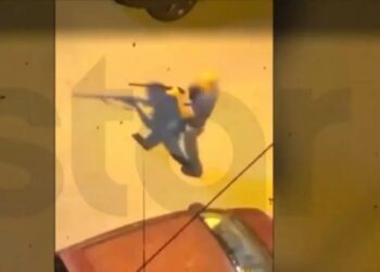 Alldaynews.gr Αδιανόητο: Κατέβηκε στο πάρκο με καραμπίνα και απείλησε νεαρούς γιατί έκαναν φασαρία – Βίντεο ντοκουμέντο