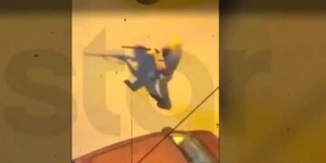 Alldaynews.gr Αδιανόητο: Κατέβηκε στο πάρκο με καραμπίνα και απείλησε νεαρούς γιατί έκαναν φασαρία – Βίντεο ντοκουμέντο